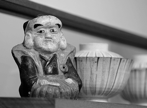 置き物など古民具のモノクロ画像